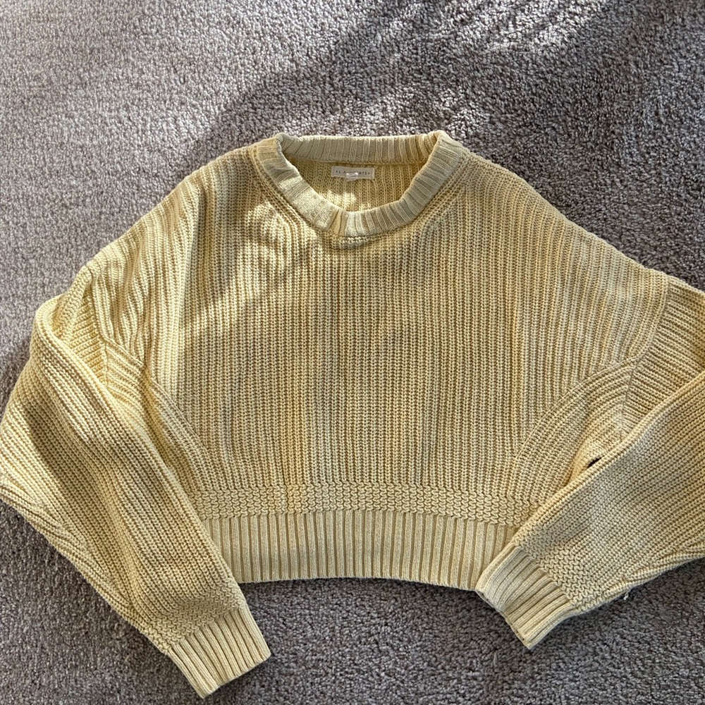 Cute cropped sweater in yellow